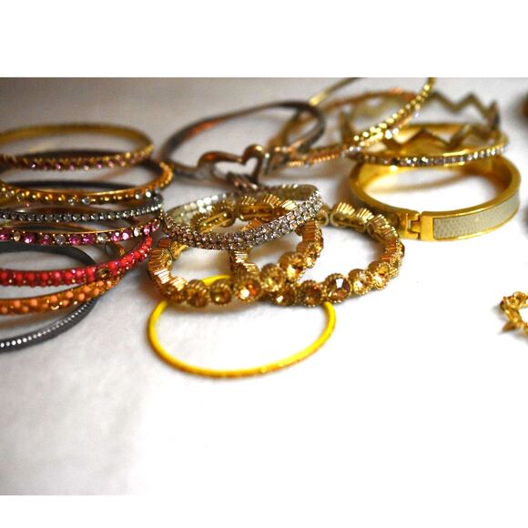 Stunning Trendy Lot Of 33 Mics. Styles/Colors Stackable Bracelets - Picture 2 of 7